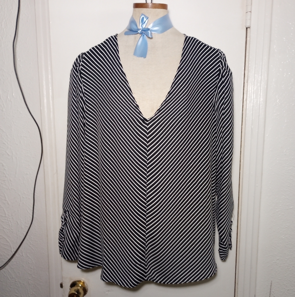 NWT Vince Camuto Black White Plus Size V Neck Pullover Blouse Size 3X